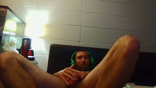 Str8 guy watching porn and stroke on bed