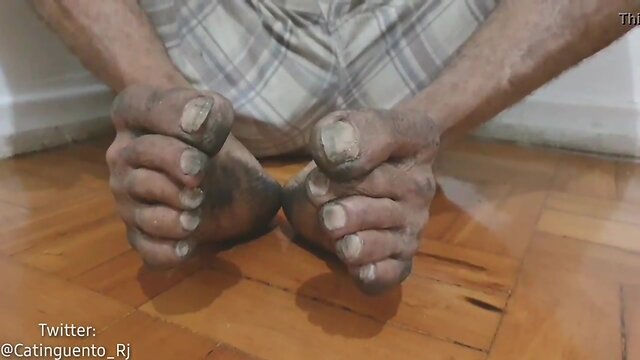 Mendigo não lava o pau há 2 semanas. muito sebo,