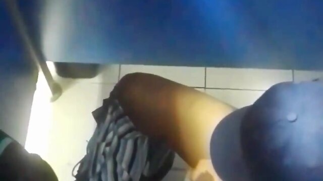 Pillado Masturbandose: Macho Dotado Peruano en el Baño