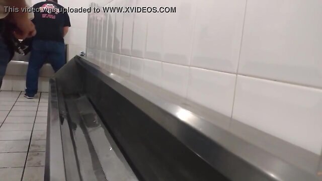 Mijando no banheiro publico